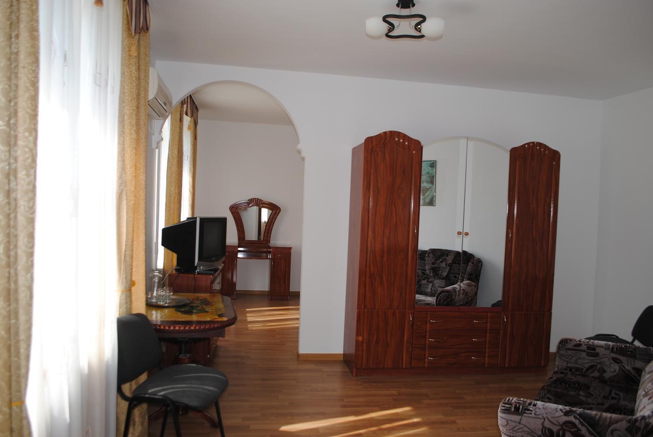 Hotel - Restaurant "Lion'S Heart" Velyka Omelyana エクステリア 写真
