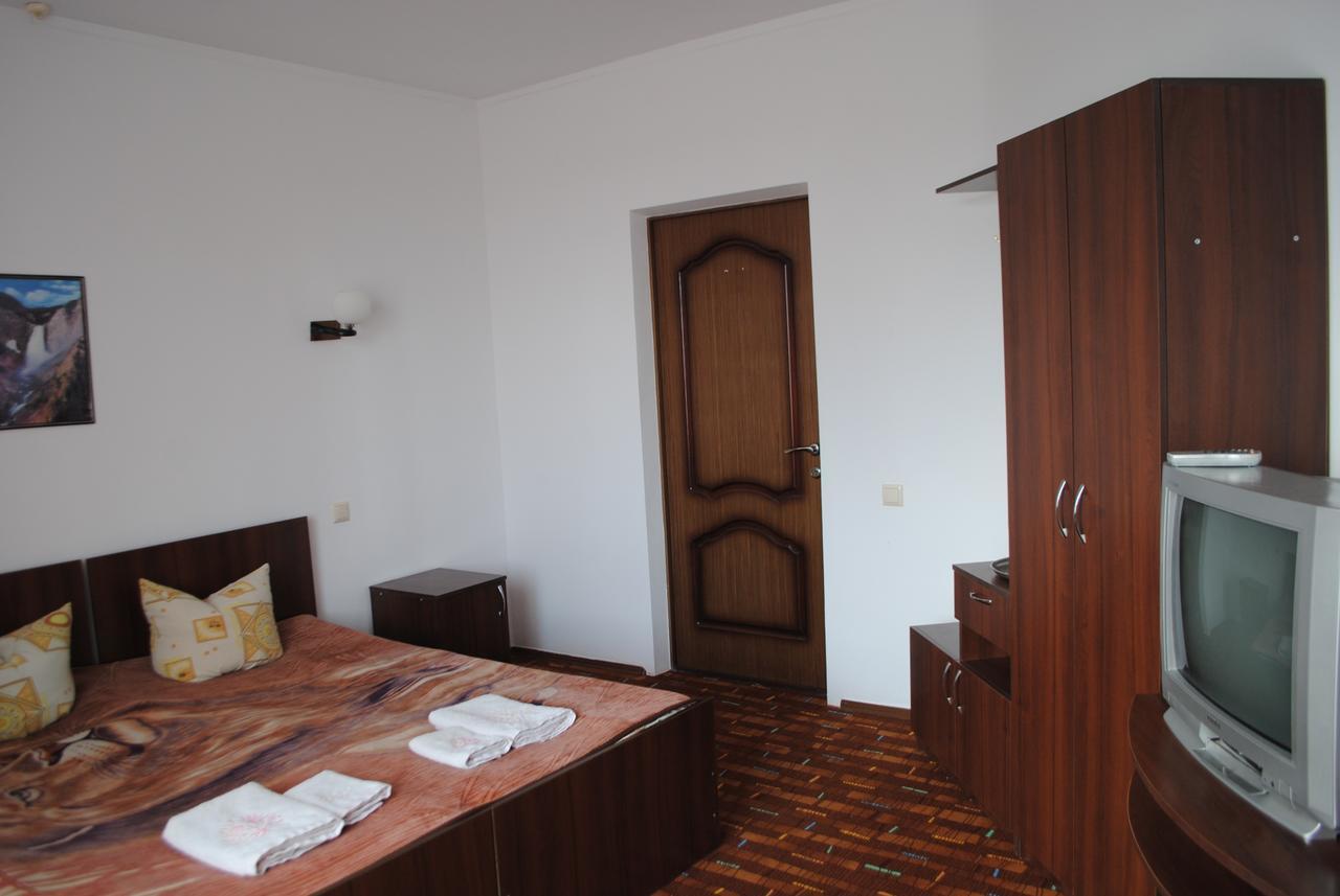 Hotel - Restaurant "Lion'S Heart" Velyka Omelyana エクステリア 写真